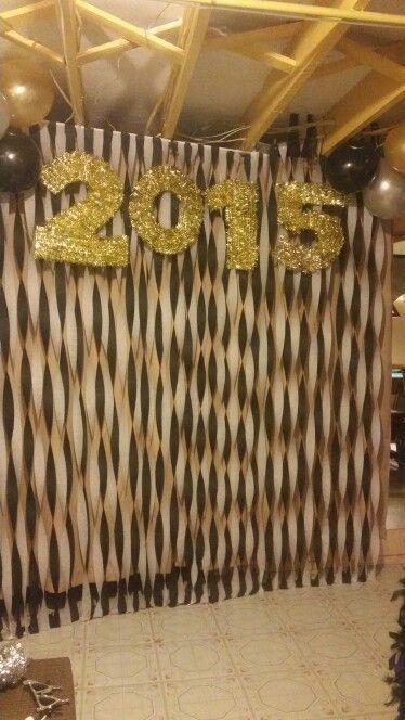 30+ Sparkly New Years Party Backdrop Ideas for 2023 | HubPages New Year Backdrop Ideas Diy, New Year Backdrop Ideas, Diy Photo Backdrop Ideas, Party Backdrop Ideas, Nye Ideas, New Years Photo, Spa Space, Champagne Balloons, New Year Backdrop