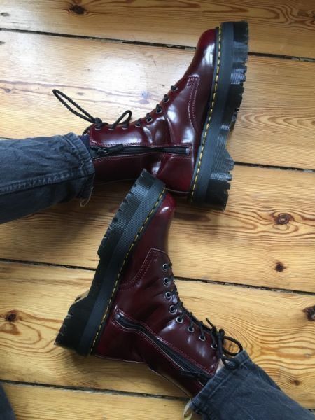 Dock Martens, Red Doc Martens, 2021 Outfits, Dr Martens Outfit, Doc Martens Style, Martens Style, Dr Martens Jadon, Doc Martens Outfit, Doc Martens Boots