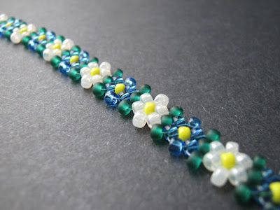 Beaded Potawatomi Daisies Bead Techniques, Daisy Bracelets, Loom Tutorials, Seed Bead Patterns Free, Beading Loom, Beading Inspiration, Beaded Beads, Beading Patterns Free, Seed Beading