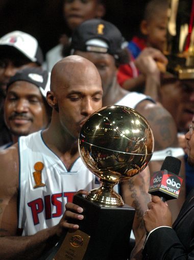 Chauncey Billups kisses the MVP trophy after the Bad Boy Pistons, Chauncey Billups, Detroit Vs Everybody, Basket Nba, Detroit Sports, Vintage Detroit, Kareem Abdul Jabbar, Sport Nutrition, Nba Championships