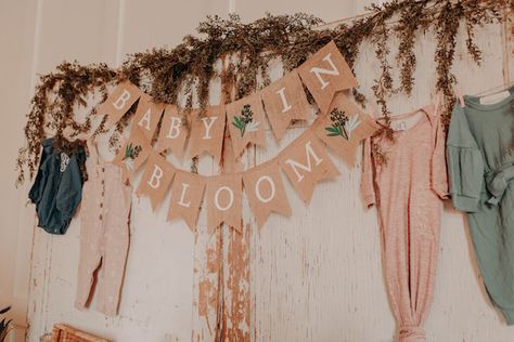 Rustic Baby Shower Ideas Girl, Rustic Baby Girl Shower Ideas, Girl Baby Shower Wildflower Theme, Fall Flowers Baby Shower Ideas, Baby In Bloom Neutral Shower Ideas, Vintage Flower Baby Shower Ideas, Baby In The Bloom Baby Shower Ideas, Country Chic Baby Shower Ideas, Baby In Bloom Girl Shower Ideas