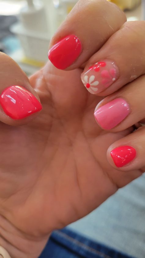 Coral Flower Nails, Natural Nail Designs Short Summer, Short Dip Nails Designs, Caribbean Nails Designs, Shellac Nail Designs, Natural Nail Designs, Glamorous Nails, Glow Nails, Bright Nails