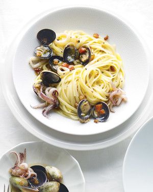 Linguine with Cockles and Squid Linguine And Clams, Seafood Linguine, Squid Recipes, Linguine Pasta, Italian Pasta Dishes, Clam Recipes, Shellfish Recipes, Quick Weeknight Dinners, Heirloom Tomatoes