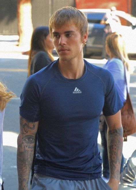 Graduation Outfit Men, Y2k Male Fashion, Boyfriend Justin Bieber, Shirt Reconstruction, T Shirt Reconstruction, Soft Boy Outfits, Justin Baby, Boyfriend Justin, Justin Bieber Gif