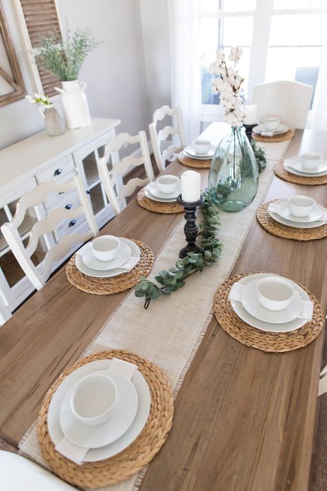 Minimalist Table Setting Home, Farmhouse Place Setting Ideas, Place Settings Everyday Farmhouse, Kitchen Table Place Setting, Dining Table Decor Everyday Modern, Dining Room Table Place Settings, Setting Table Ideas, Table Setting Ideas Everyday, Table Place Settings Everyday