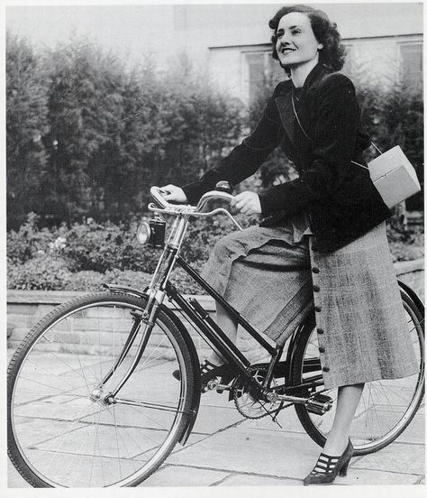 velo 1930-38 -- while this is much later, it gives a good example of how the split skirt unbuttoned for riding and could be rebuttoned as a streetwear skirt. This was the more usual bicycle costume in America, whereas a version of bloomers or hunting costume was more common in Britain and Europe apparently. Vintage Wife, Streetwear Skirt, Riding Skirt, Tweed Ride, Tweed Run, 1940's Fashion, Velo Vintage, Bike Pants, Elegante Y Chic