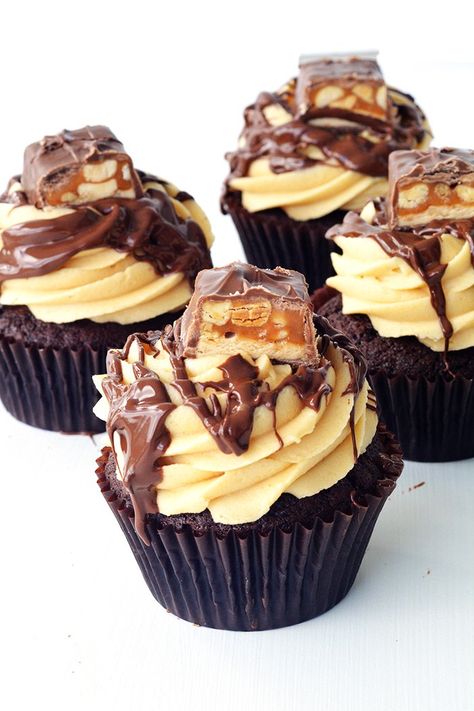 Snickers Peanut Butter Chocolate Cupcakes Snickers Cupcakes, Specialty Cupcakes, Novelty Birthday Cakes, Gourmet Cupcakes, Peanut Butter Frosting, Butter Frosting, Peanut Butter Chocolate, Baking Cupcakes, Yummy Cupcakes