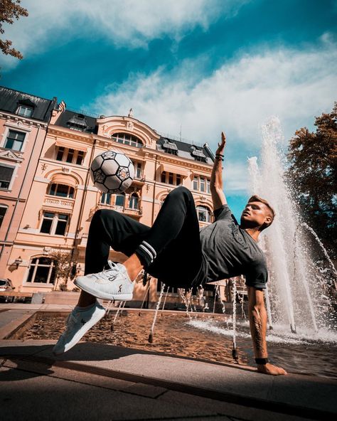 Happy World Freestyle Football Day from Oslo, Norway🇳🇴 What are you up to this beautiful day?⚽️ 📷 @pwgfreestyle #4freestyle… Soccer Photoshoot, Soccer Shoot, Freestyle Football, Photoshoot Aesthetic, Oslo Norway, World Football, Football Wallpaper, Sports Photography, Beautiful Day