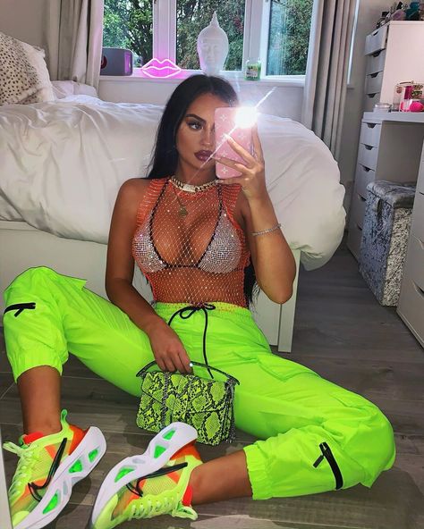 🐲🐉 outfit @sorelleuk 💰JESS15 AD Festival Outfits Neon, Neon Festival Outfit, Neon Rave Outfits, Rolling Loud Festival, Island Fits, Neon Rave, Rave Fit, Photoshoot Looks, Rolling Loud