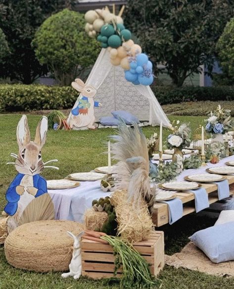 Rabbit Theme Party, Picnic Birthday Party Ideas, Peter Rabbit Theme Party, Kids Party Tables, Birthday Boho, Peter Rabbit Birthday, Bunny Birthday Party, Picnic Birthday Party, Peter Rabbit Party