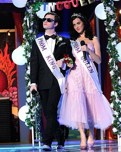 Prom Queen Outfit, Prom King And Queen Costume, Prom Queen Costume, King And Queen Costume, Prom Vibes, 80s Dance, Prom King And Queen, Queen Halloween Costumes, Goth Prom