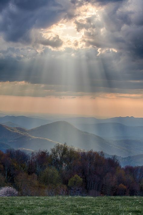 Clouds Over Mountains, Have Inspiration, Blue Ridge Parkway, Appalachian Trail, Cloudy Day, Sky And Clouds, Amazing Photos, Beautiful Sky, Blue Ridge