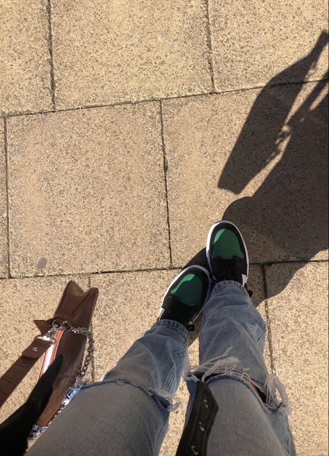 Pine Green Jordan 1 Outfit, Green Jordan 1 Outfit, Pine Green Jordan 1, Pine Green 3s, Jordan 1 Pine Green, Jordan 1 Outfit, Green Jordans, Green Vibes, Shoe Wall