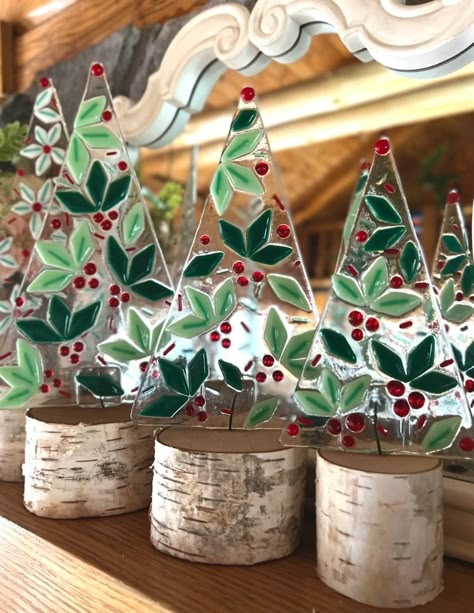 Fused Christmas Trees, Christmas Fused Glass Ornaments, Christmas Fused Glass Ideas, Vitromosaico Ideas, Kiln Glass Art, Fused Glass Christmas Ornaments, Stained Glass Christmas Tree, Glass Christmas Trees, Fused Glass Wall Art