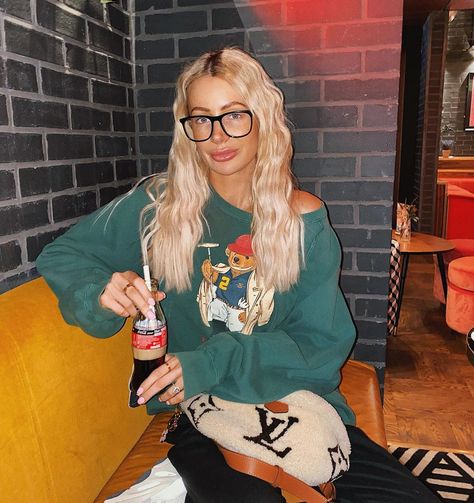 OLIVIA ATTWOOD’s Instagram post: “Cute fact; my mum used to wear this jumper when she was pregnant with meee 👼🏼👶🏼” F1 Grid Girls, Maternity Jumper, Instagram Snap, Grid Girls, Reality Tv Stars, A Teddy Bear, Latest Celebrity News, Expecting Baby, Love Island