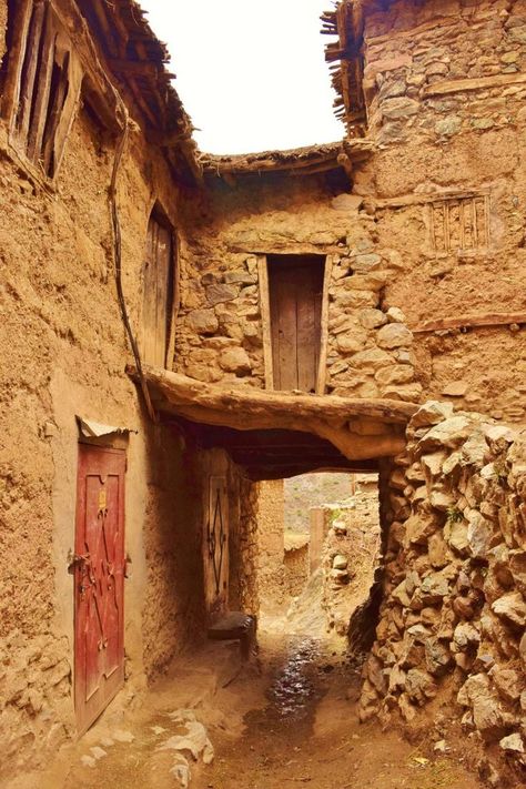 Strange Architecture, Mud Houses, 4 Horsemen, Cinema Decor, African Architecture, Watercolor House Painting, Mud House, Altitude Sickness, Visit Egypt