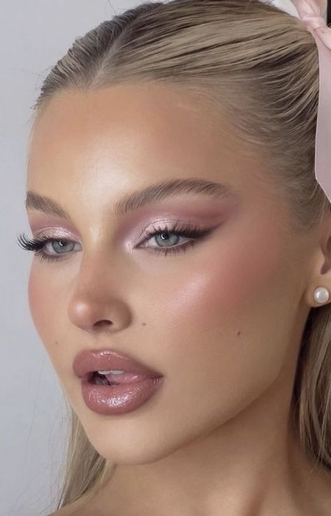 Light Classy Makeup, Pink Champagne Eye Makeup, Pink Eyeliner Blue Eyes, Make Up Blue Green Eyes, Pink Eyeshadow For Green Eyes, Pink Toned Makeup, Light Pink And Gold Makeup, Neutral Makeup For Green Eyes, Pink Smokey Makeup