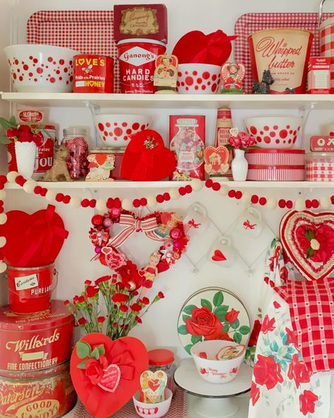 Candice ❤️❤️❤️ (@littleredhousevintage) • Instagram photos and videos Shabby Chic Valentines, Pretty Valentines, Valentine Craft Decorations, Valentine Party Ideas, Vintage Valentine Crafts, Valentine Home Decor, Vintage Valentines Decorations, Galentines Day Ideas, Valentine Tea