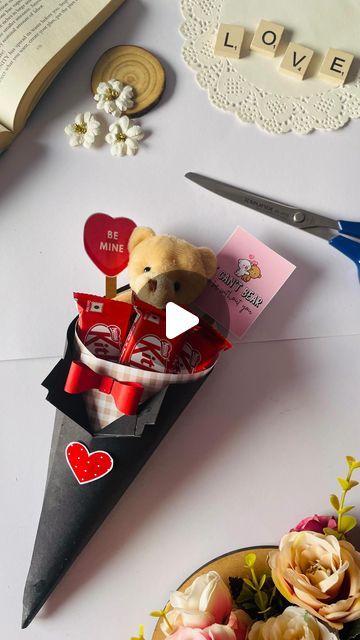 HANDMADE GIFTS AND SCRAPBOOK on Instagram: "Pov: you are gifting him this cute teddy chocolate bouquet🤌🏻 Paper size used: 21 cm square Don’t forget to follow @handcrafted.shop for more such videos❤️" Gift Wrapping Chocolates, Birthday Gifts Handmade Creative Craft Ideas, Wrap Chocolates Ideas, How To Make Chocolate Bouquet, Small Hamper Gift Ideas, Chocolate Gift Wrapping Ideas, Chocolate Hamper Ideas Gifts, Chocolate Bouquet Ideas Creative, Chocolate Wrapping Ideas