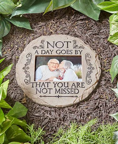 Memorial Garden Ideas, Grave Ideas, Memorial Garden Plaques, Cemetery Ideas, Quotes Girlfriend, Memorial Gardens, Memory Garden, Gravesite Decorations, Memorial Garden Stones