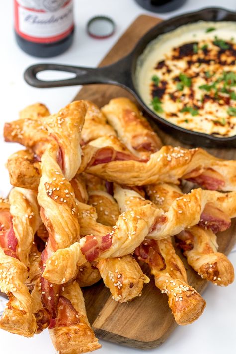 These Bacon Pastry Twists With Beer Cheese Dip Make A Great Super Bowl Appetizer! Bacon Pastry, Bacon Twists, Pastry Twists, Beer Cheese Dip Recipe, Superbowl Recipes, Wine Lounge, Shrimp Tostadas, One Bite Appetizers, Perfect Christmas Dinner