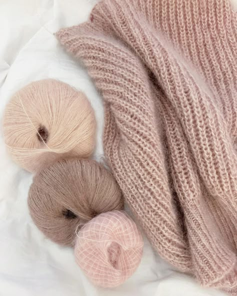 Happy Sunday! 🧶 Can’t get enough of these colours...#tovesweater 💕… | Instagram Handmade Knitwear, Crochet Fabric, Mohair Yarn, Crochet Fashion Patterns, Knitted Wit, Hand Knitted Sweaters, Yarn Projects, Sweater Knitting Patterns, Knitting Accessories