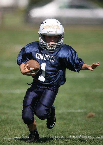 Girls Playing Football, Kids Playing Football, Football Senior Pictures, Sport Photoshoot, Cheer Photography, Football Poses, Football Photography, Football Cheer, Sports Boys