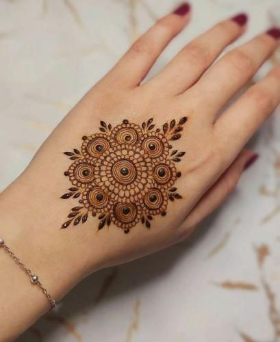 Gol Design Mehendi, Front Hand Short Mehendi, Simple And Short Mehndi Designs, Short Simple Mehendi Designs, Short Design Mehndi, Beautiful Short Mehndi Designs, Short Heena Design, Short Hand Mehndi Design, Small Mehndi Designs Palm Aesthetic