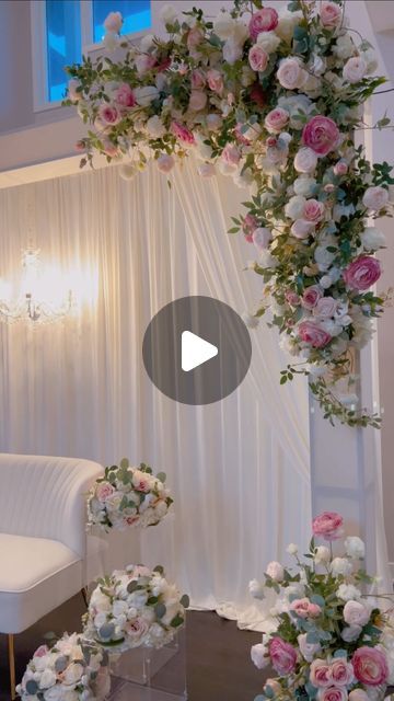 Flower Arrangements For Stage Decoration, Engagement Stage Decoration Ideas, Diy Floral Arch Wedding, Stages For Wedding, Simple Wedding Backdrop Indoor, Diy Wedding Backdrop Reception, Wedding Cake Backdrop Ideas, Noozay Decor, Ceremony Backdrop Diy