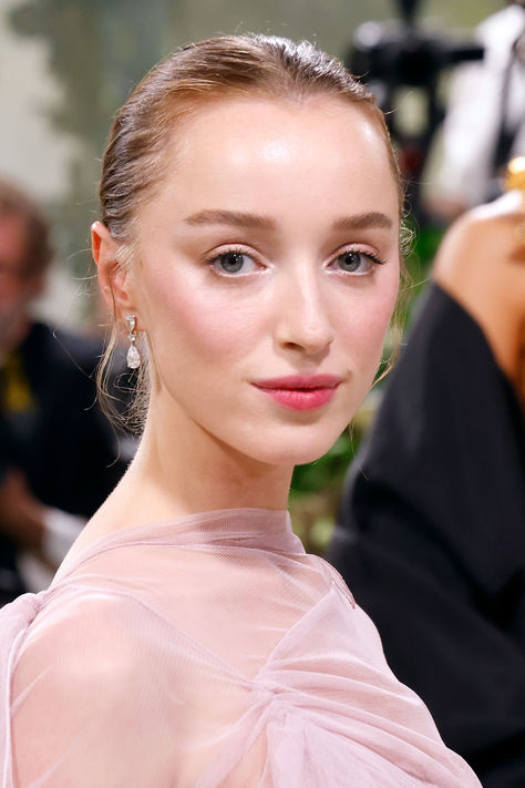 Phoebe Dynever's Met Gala hair and makeup is the perfect bridal makeup inspiration. Phoebe Dynevor Met Gala Makeup, Classic Makeup For Wedding, True Summer Wedding Makeup, Bridal No Makeup Makeup, Pearl Skin Makeup, Phoebe Dynevor Met Gala, Pale Wedding Makeup, Phoebe Dynevor Makeup, Phoebe Dynevor Style