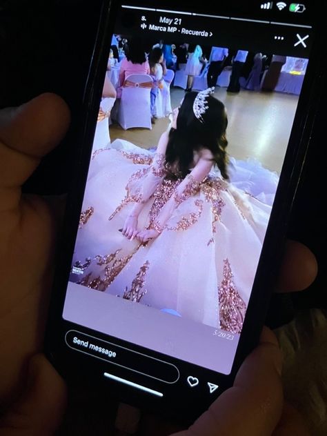 Cute Quince Picture Ideas, Quince Surprise Dance Outfits Vaquera Pink, Photo Shoot Ideas For Quinceanera, Quince Pic Ideas, Quince Photoshoot Ideas With Court, Quinceanera Picture Ideas, Quinceanera Aesthetic, Quince Aesthetic, Quince Photo Ideas