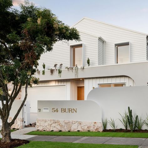 Exterior Townhouse Design, Modern Weatherboard House Exterior, Cladding And Render Facade, Front House Gate, Fence Cladding, Weatherboard House Exterior, Coastal Exterior Homes, Front Fence Ideas, Club Exterior