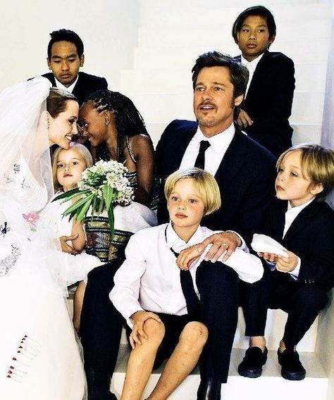 Newlyweds Brad Pitt and Angelina Jolie with their children. Angelina Jolie Family, Angelina Jolie Wedding, Brad Pitt Kids, Brad And Angie, Wedding Walk, Shiloh Jolie, Brad And Angelina, Brad Pitt And Angelina Jolie