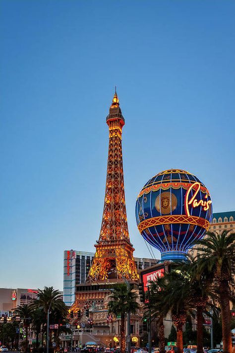 Las Vegas City View, Vegas Eiffel Tower, Eiffel Tower Restaurant, Las Vegas Neon, Vegas Night, Paris Las Vegas, Romantic Paris, Shoot The Moon, Las Vegas City