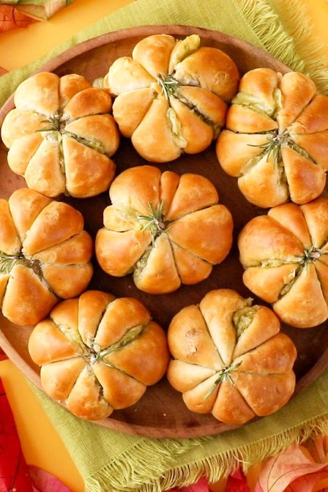 Pumpkin Shaped Meatball Biscuits, Pumpkin Shaped Biscuits, Meatball Halloween Food, Pumpkin Shaped Snacks, Pumpkin Shaped Appetizers, Fancy Halloween Dinner, Pumpkin Shaped Food, Meatball Biscuits, Halloween Party Appetizers Easy