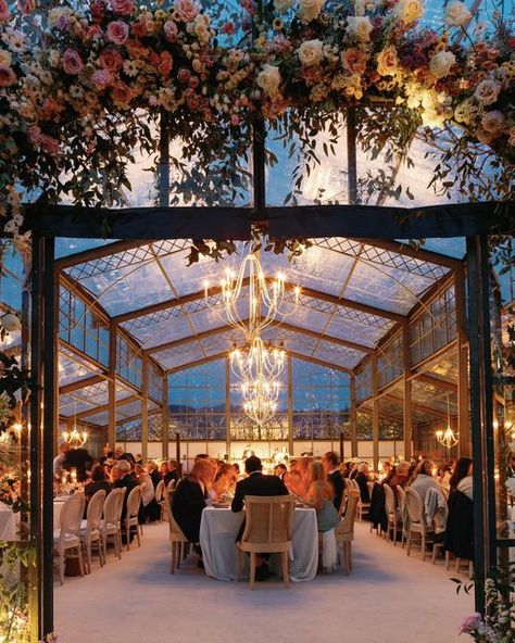 Destination Wedding Planner on Instagram: "The Atrium. We wanted guests to feel like they were dining under the stars and able to enjoy all the amazing views Jackson has to offer, it felt like a shame to cover the ceiling or sidewall with drape or fabric. Working with @hensleyeventresources and @bowsandarrowsflowers on this beautiful greenhouse atrium was a dream and boy are we happy with the end result. Photography @carrie_patterson Tenting, Production, Furnishings @hensleyeventresources Fl Atrium Wedding Receptions, Atrium Wedding, Beautiful Greenhouse, Greenhouse Venue, Event Venue Design, Wedding Entry, Rooftop Restaurant Design, Glass House Wedding, Venue Design