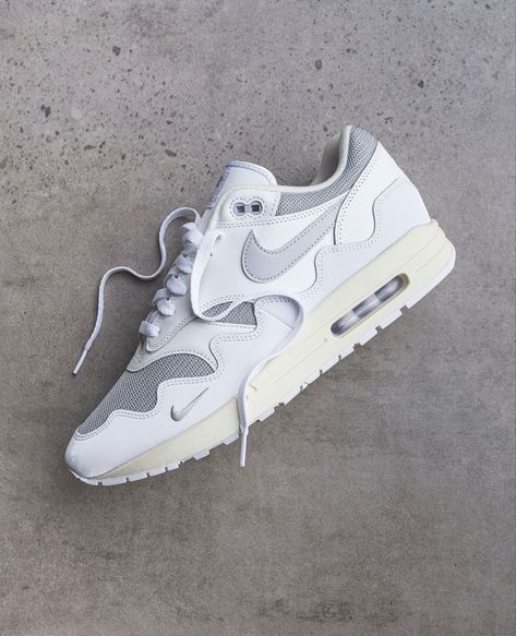 All Nike Shoes, Nike Air Max 1, Air Max 1, Saucony Sneaker, Fitness Inspo, White Silver, Sneaker Head, Air Max Sneakers, Luxury Lifestyle