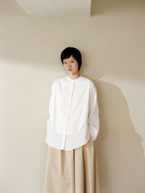 COS | The White Shirt Japanese Fashion Street Casual, Office Hijab, Long Skirt Looks, Japanese Fashion Street, Japan Moodboard, Green Maternity Dresses, Women's Summer Outfits, Linen Style Fashion, Summer Casual Outfit