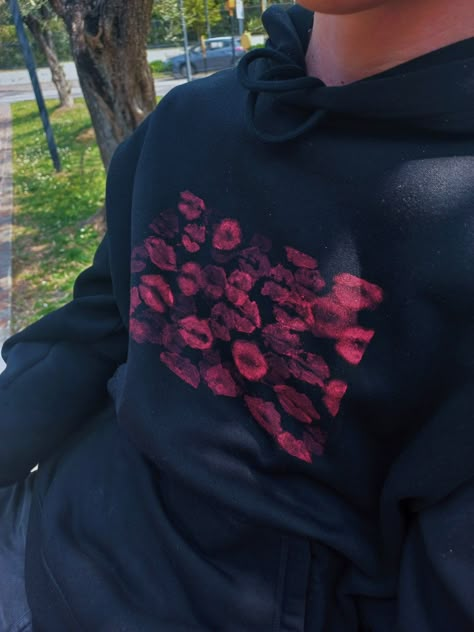 Ideas For Bf Valentines Day, Kissy Lips Hoodie For Bf, Kiss Sweatshirt For Boyfriend, Hoodies To Make For Your Boyfriend, Valentines Hoodie For Boyfriend, Painted Hoodie For Boyfriend, Boyfriend Kiss Hoodie Ideas, Kiss Sweatshirts Diy, Kiss Mark Hoodie For Bf