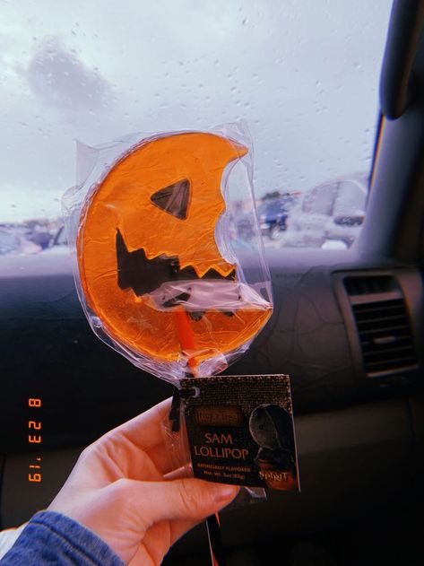 trick r treat Candy Asethic, Halloween Asethic, Hallowen Ideas, Trick R Treat, Halloween Aesthetic, Season Of The Witch, Fall Halloween Decor, Fall Feels, Autumn Vibes