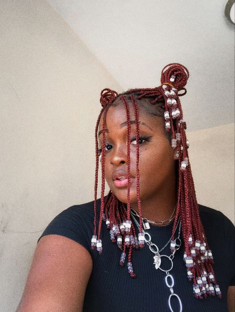 Red Locs With Beads, Braids With Red Beads, Burgundy Braids With Beads, Red Braids With Beads, Short Braids Ideas, Mini Braids With Beads, Knotless Braids Short, Braid Reference, Braids Red Hair