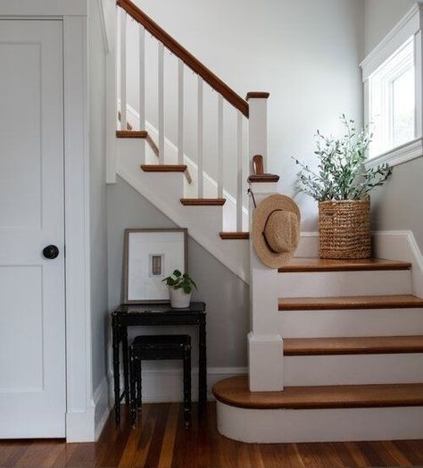 Small Stair Landing Decor, Stair Corner Decor, Staircase Landing Decor, Landing Decor Ideas, Stair Landing Decor, Landing Decor, Stairwell Ideas, Entryway Stairs, Small Staircase