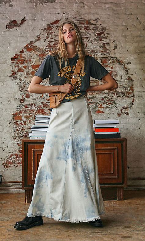 Cool denim maxi skirt | tie-dye | grunge outfit | retro | casual-cool style ... Blue Jean Skirt Outfits, Denim Tie Dye, Business Casual Jeans, Denim Tie, Womens Denim Skirts, Perfect Live, Cooler Style, Denim Skirt Outfits, Denim Maxi Dress