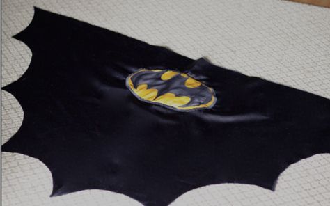 do it yourself divas: DIY: Batman Cape Diy Batman, Batman Bedroom, Diy Fantasia, Batman Diy, Batman Hoodie, Batman Batgirl, Diy Cape, Bat Ears, Batman Cape