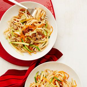 This low-sodium lo mein is a healthier version of your favorite takeout. #dinner #recipe Renal Recipes, Low Salt Recipes, Lo Mein Recipes, Low Sodium Diet, Kidney Friendly Foods, Recipes Asian, Low Salt, Cholesterol Lowering Foods, Lo Mein