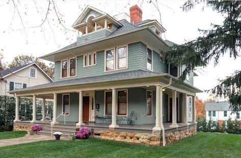 Victorian Farmhouse Plans, Four Square Homes, Exterior Paint Schemes, House Paint Color Combination, Porch House Plans, Exterior House Paint Color Combinations, House Design Exterior, Victorian Farmhouse, Pintura Exterior