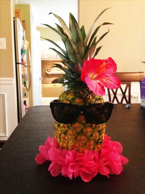 Mis 15 Margaritaville Centerpiece Ideas, Luau Goodbye Party, Tropisk Fest, Pineapple Centerpiece, Luau Decorations, Luau Party Decorations, Aloha Party, Hawaiian Party Decorations, Luau Theme Party