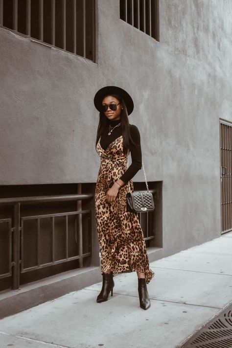 Leopard Print Dress Outfit, Leopard Dress Outfit, Vestido Animal Print, Slip Dress Outfit, Classy Street Style, Leopard Print Outfits, Elegant Style Women, Animal Print Outfits, Date Night In