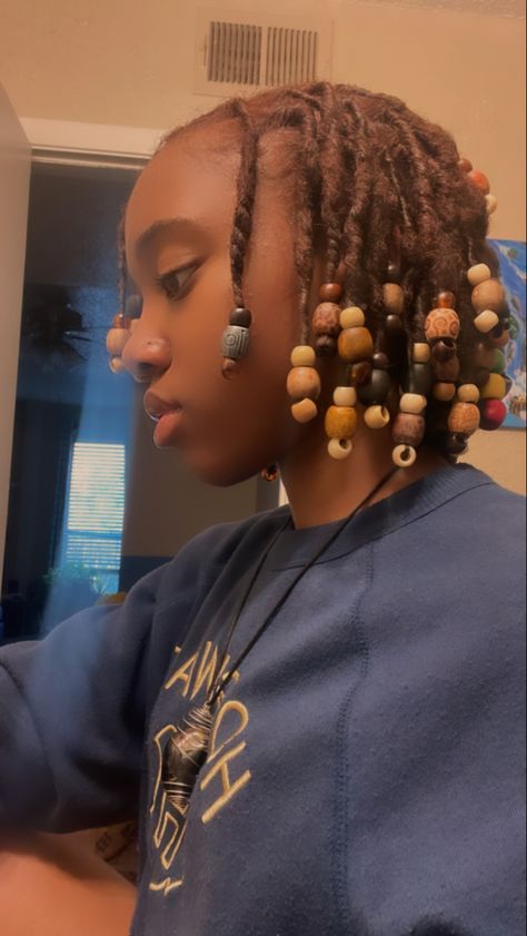 Ear Length Locs Black Women, Side Part Locs Styles, Beads On Starter Locs, Medium Length Locs Black Women, Locs Side Profile, Locs With Beads Black Women, Loc Styles With Beads, Short Locs With Beads, Locs With Curls At The End