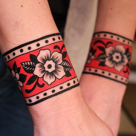 Cuff Tattoo Wrist, Traditional Tattoo Wrist, Arm Cuff Tattoo, Lotusblume Tattoo, Wrap Around Wrist Tattoos, Wrap Around Tattoo, Cuff Tattoo, Guys Tattoos, Neotraditional Tattoo